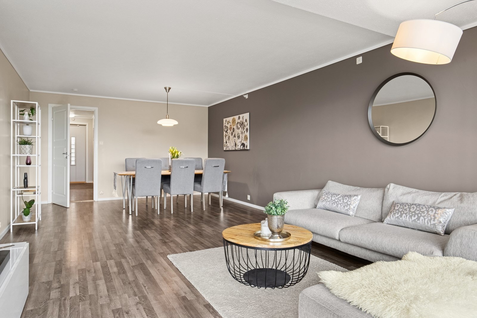 Her har man god plass til å møblere i flere soner med både sofa- og spisegruppe. Galleribilde