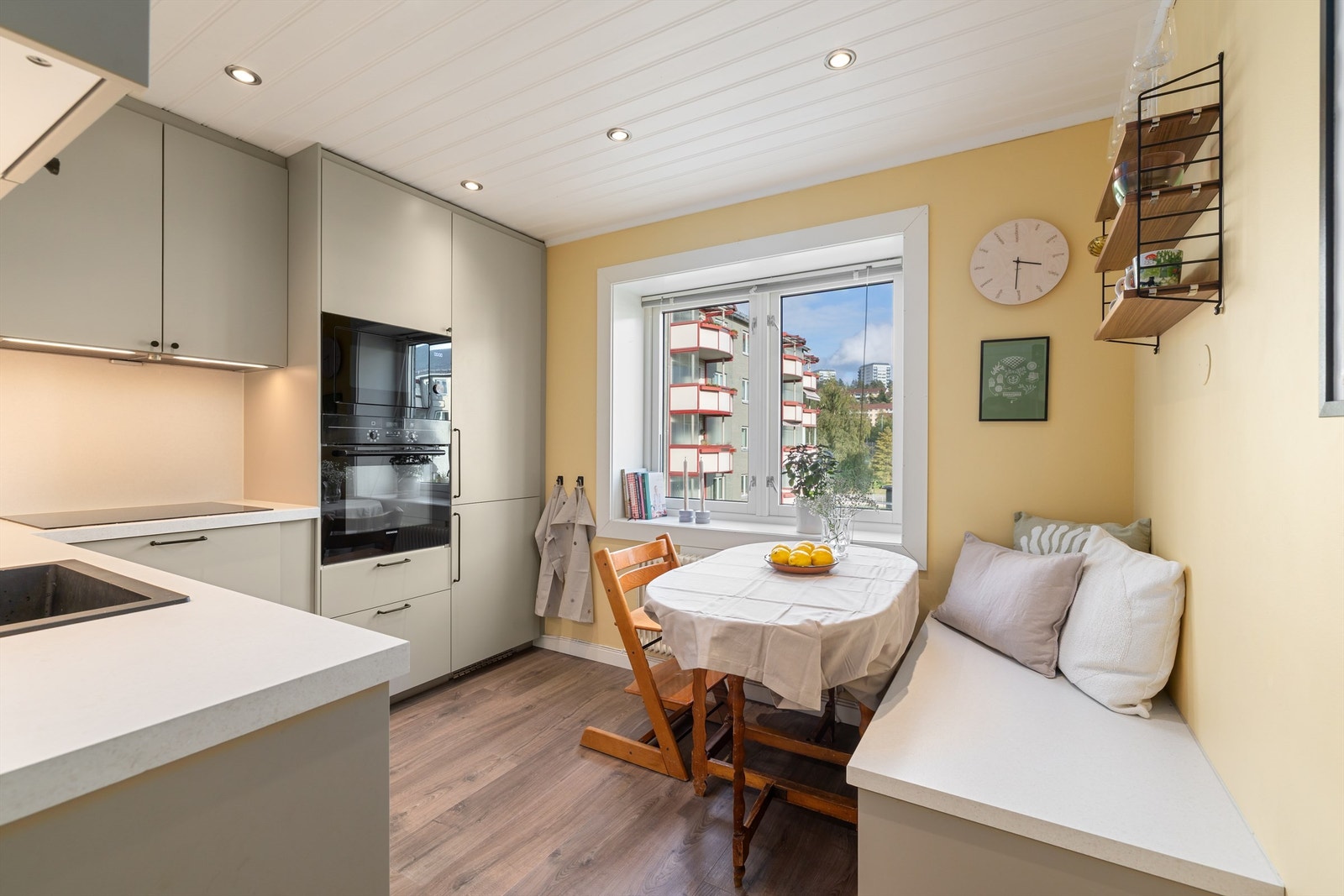 Innredning med glatte fronter. Benkeplate av laminat. Galleribilde