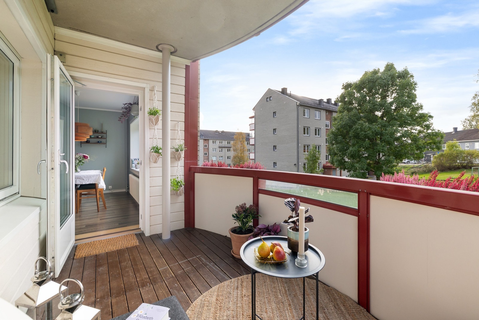 Balkong i betongkonstruksjoner med rekkverk av metall og glass. Galleribilde