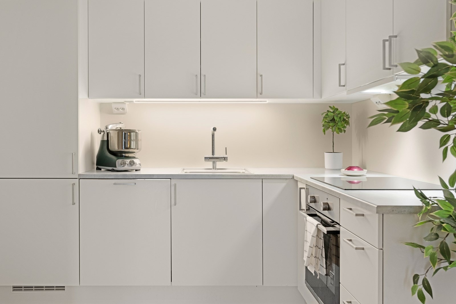 Kjøkkenet har rikelig med skap- og benkeplass. Galleribilde