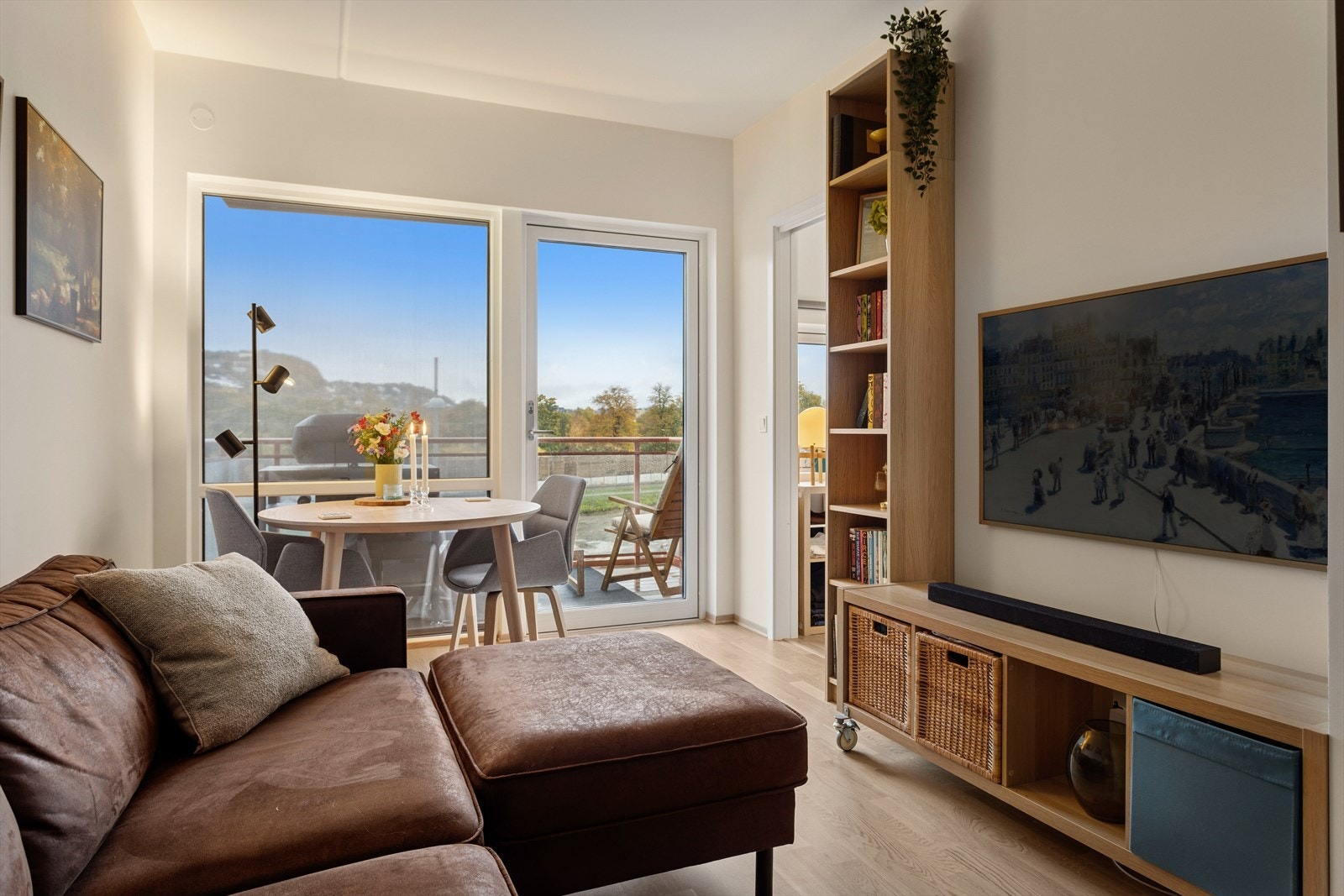 Stuen er malt opp i lyse- og moderne veggtoner. Galleribilde