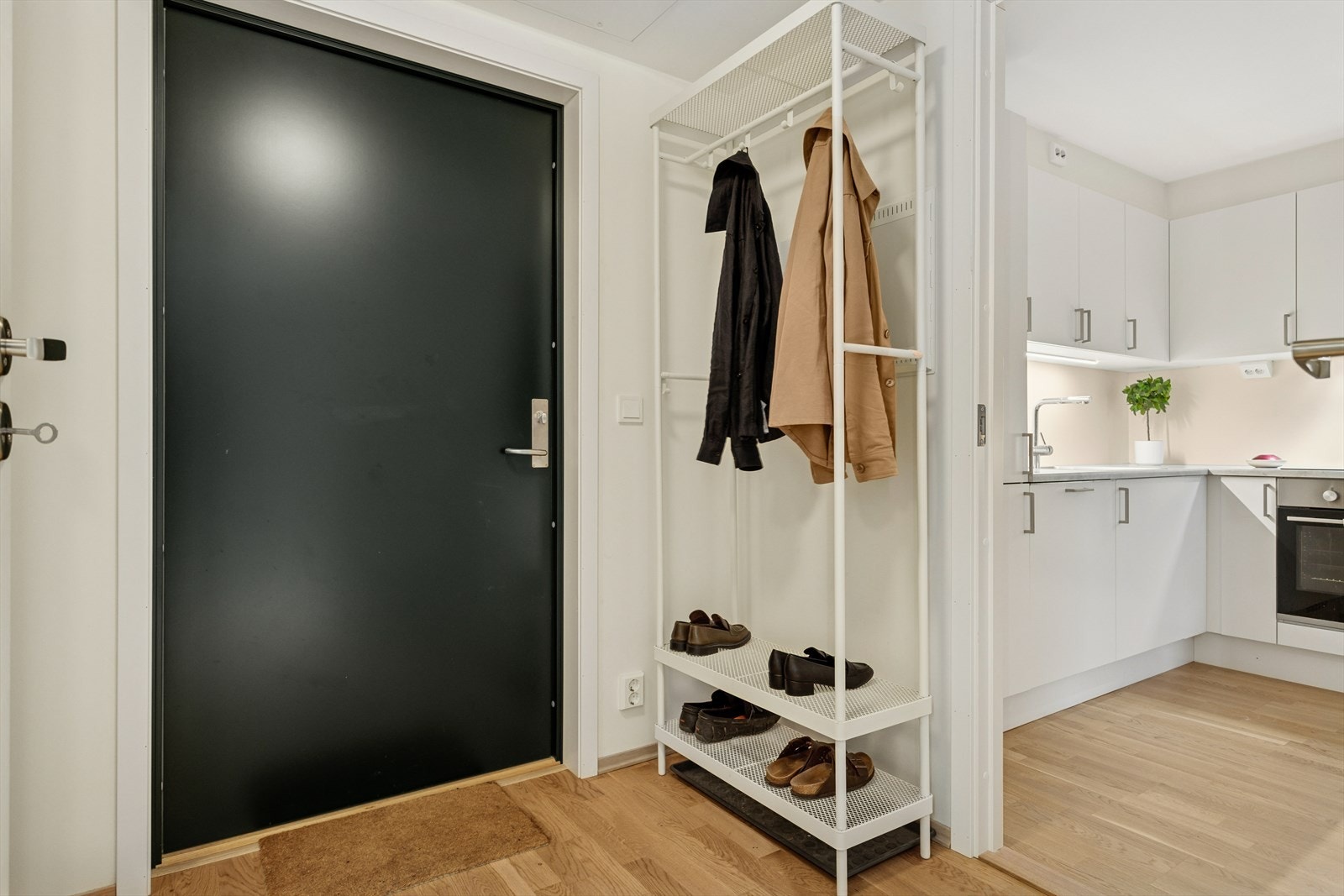 Entréen er ca. 4,8 m² og har god plass til ytterbekledning og sko. Velkommen inn! Galleribilde