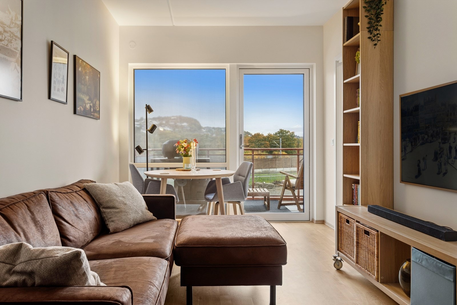 Stuen har god plass til ulike typer sofaløsninger. Galleribilde