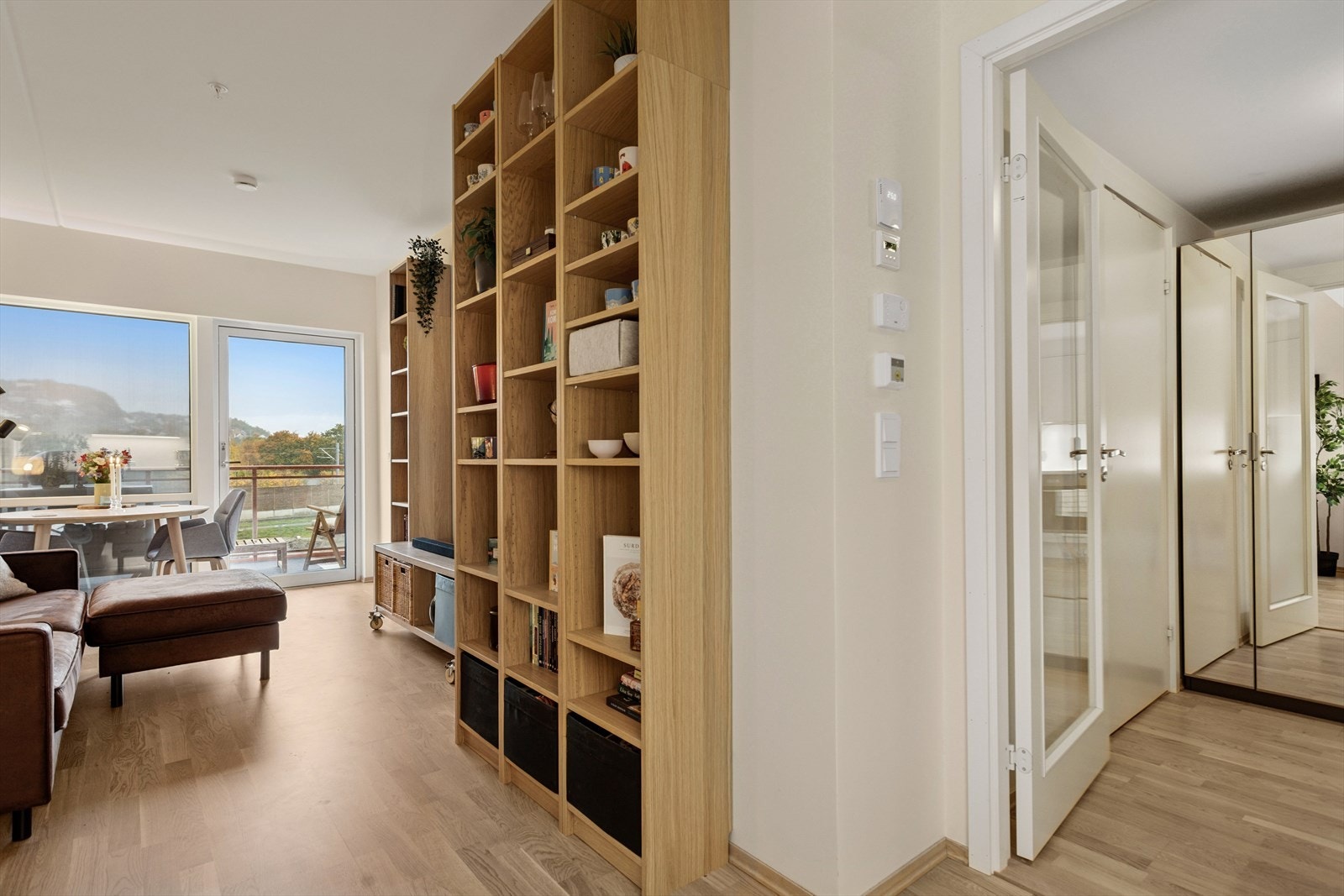 Boligen oppvarmes via fjernvarme og har balansert ventilasjonsanlegg med varmegjenvinner. Galleribilde