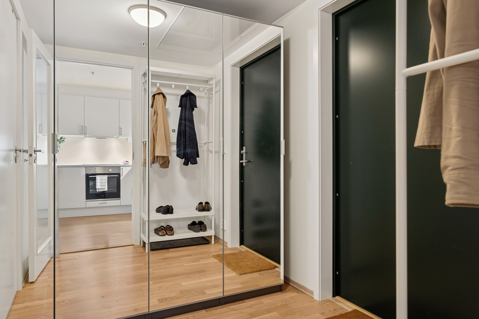 Garderobeskap med speilfronter medfølger. Galleribilde