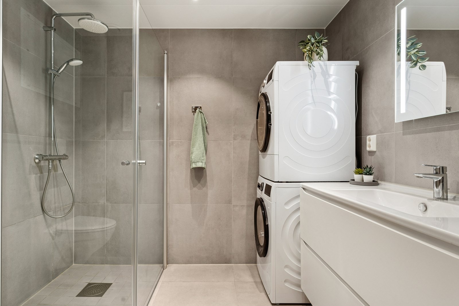 Baderommet er ca. 4,5 m² og har flis på gulv og vegg, metallplater i himling. Galleribilde