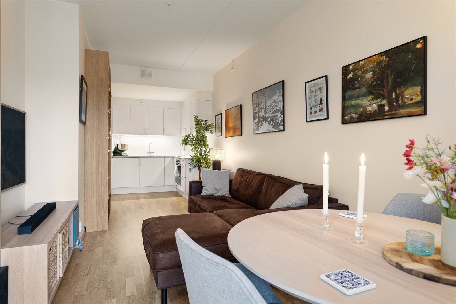 Lekker og strøken 2-roms selveier seksjonsleilighet i moderne boligkompleks fra 2023 - 3 års nybyggaranti gjenstår. Galleribilde