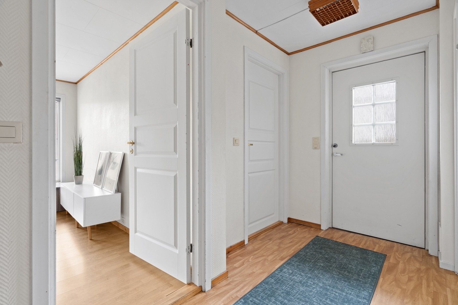 Praktisk planløsning med to soverom og to boder for ekstra lagringsplass.