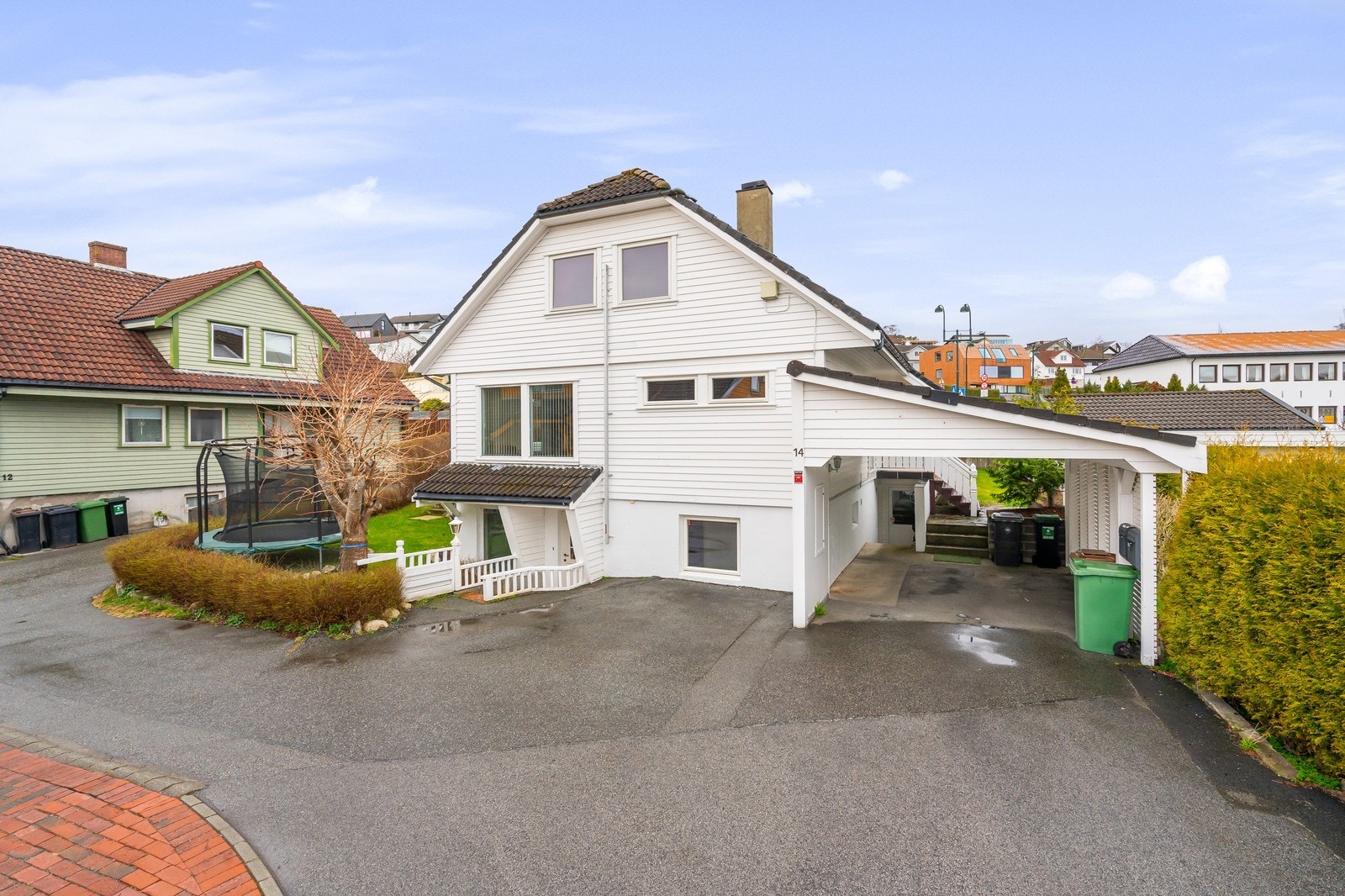 Skogveien 14, med parkeringsplass like ved entré Galleribilde