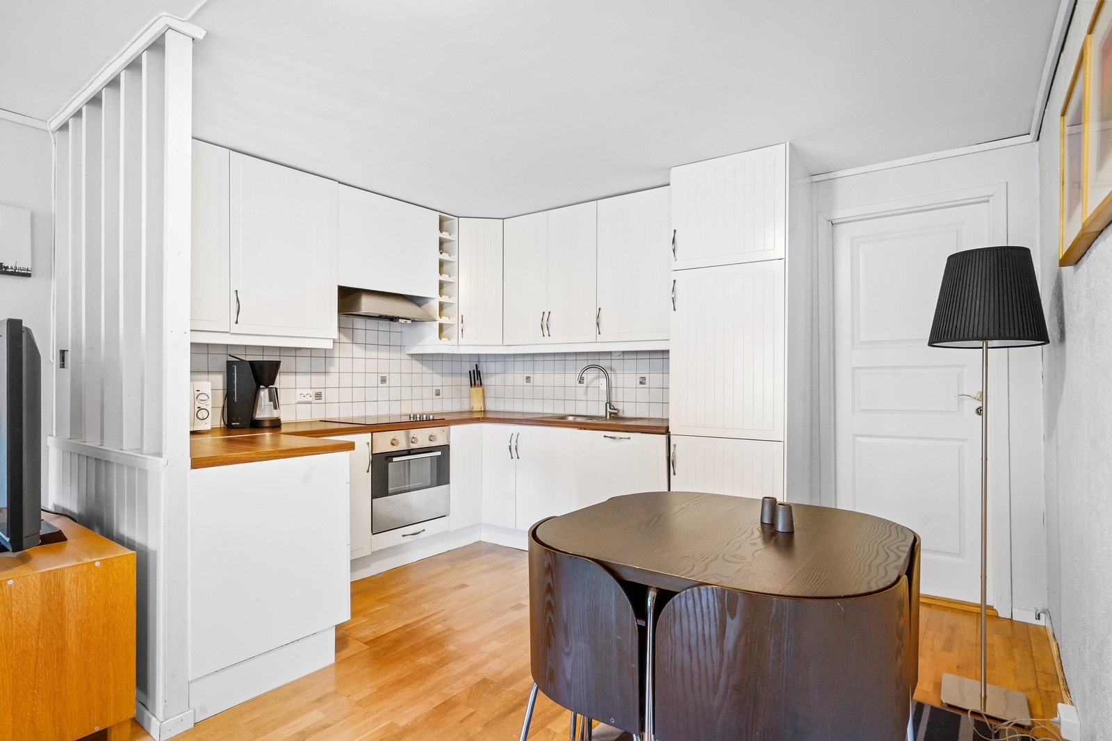 Kjøkken som har integrerte hvitevarer Galleribilde