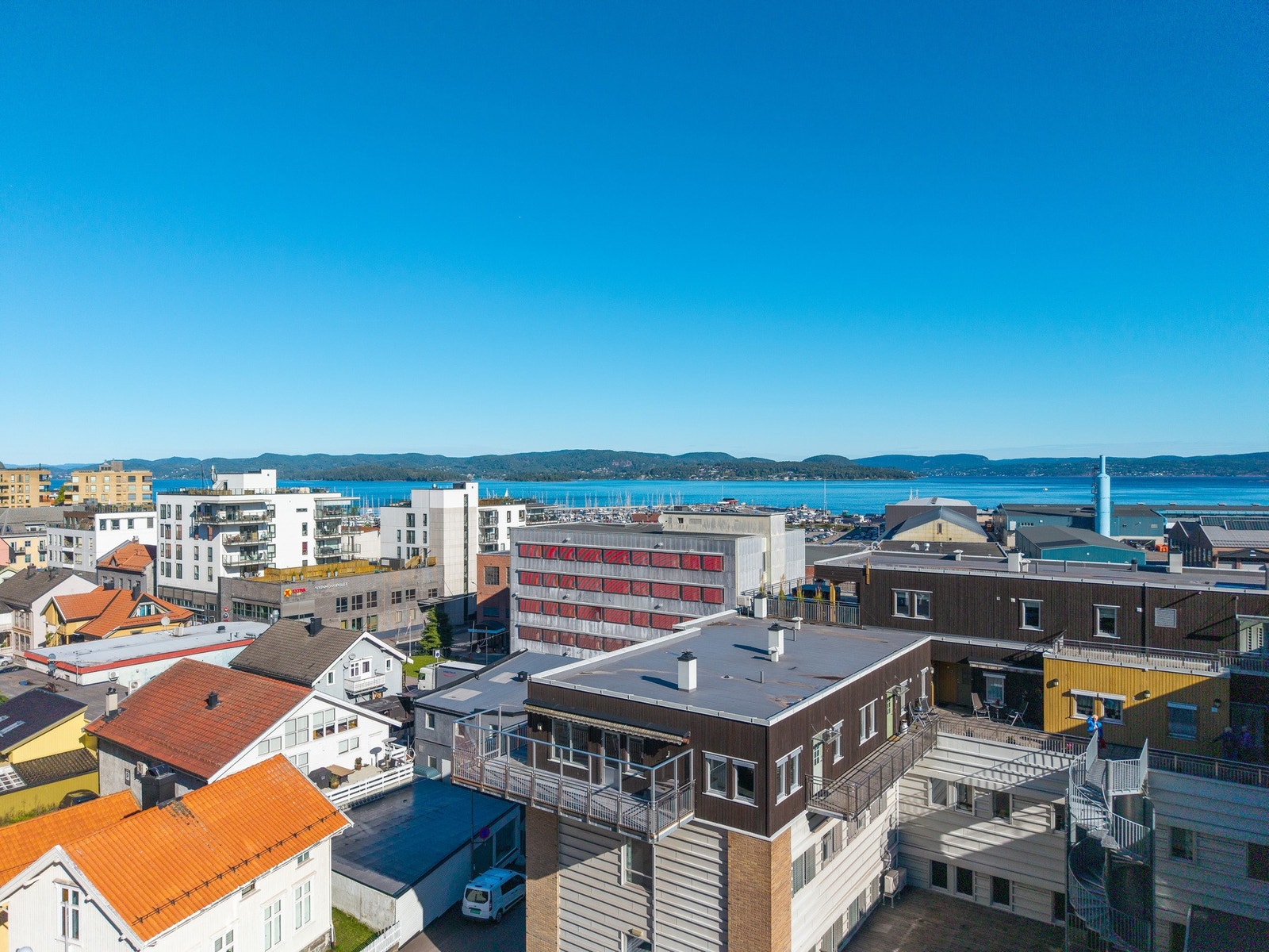 Leiligheten er beliggende i fjerde etasje, noe som gir privatliv, selv i bysentrum. Galleribilde