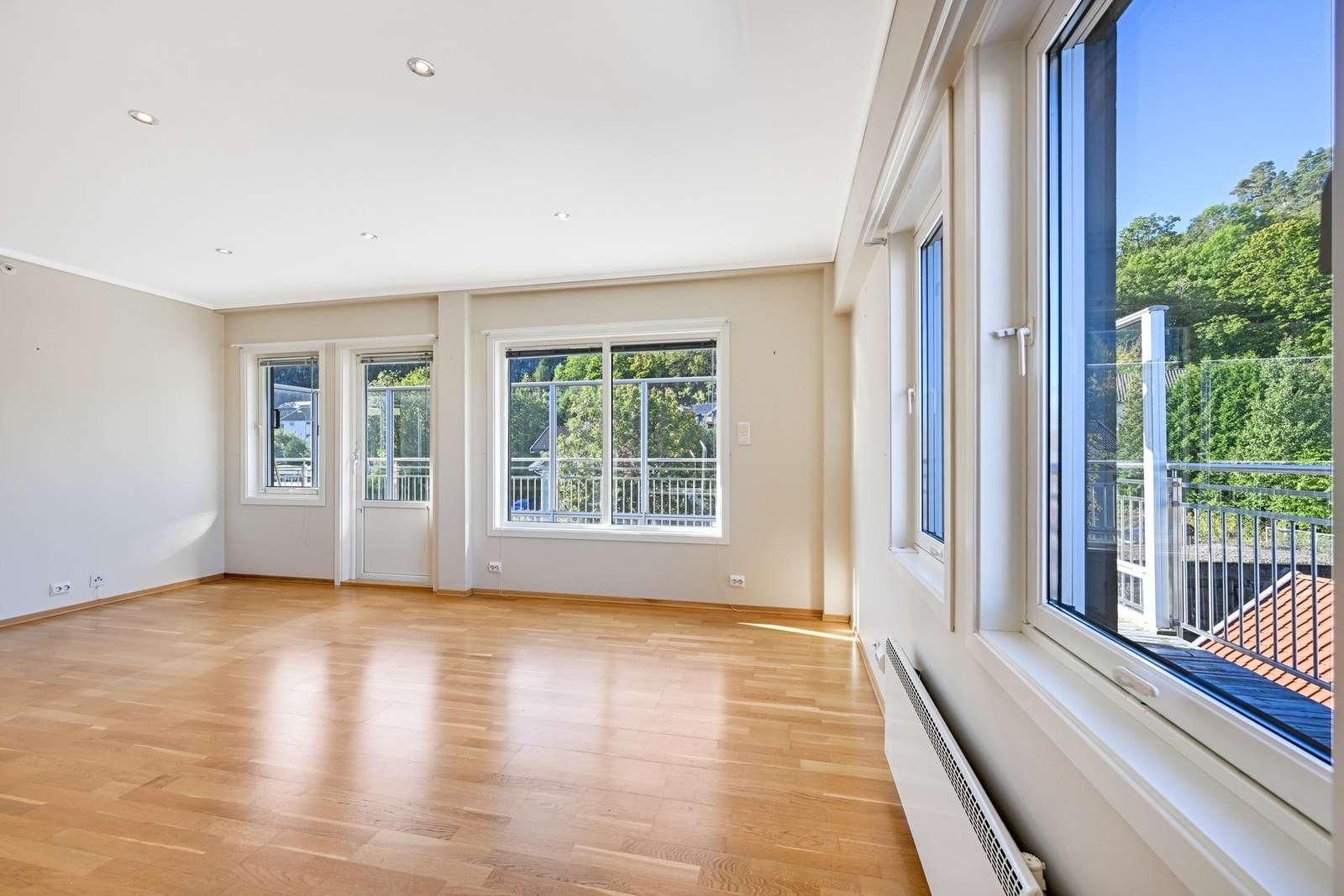 Stuen er i tillegg godt belyst med spotter i taket. Galleribilde