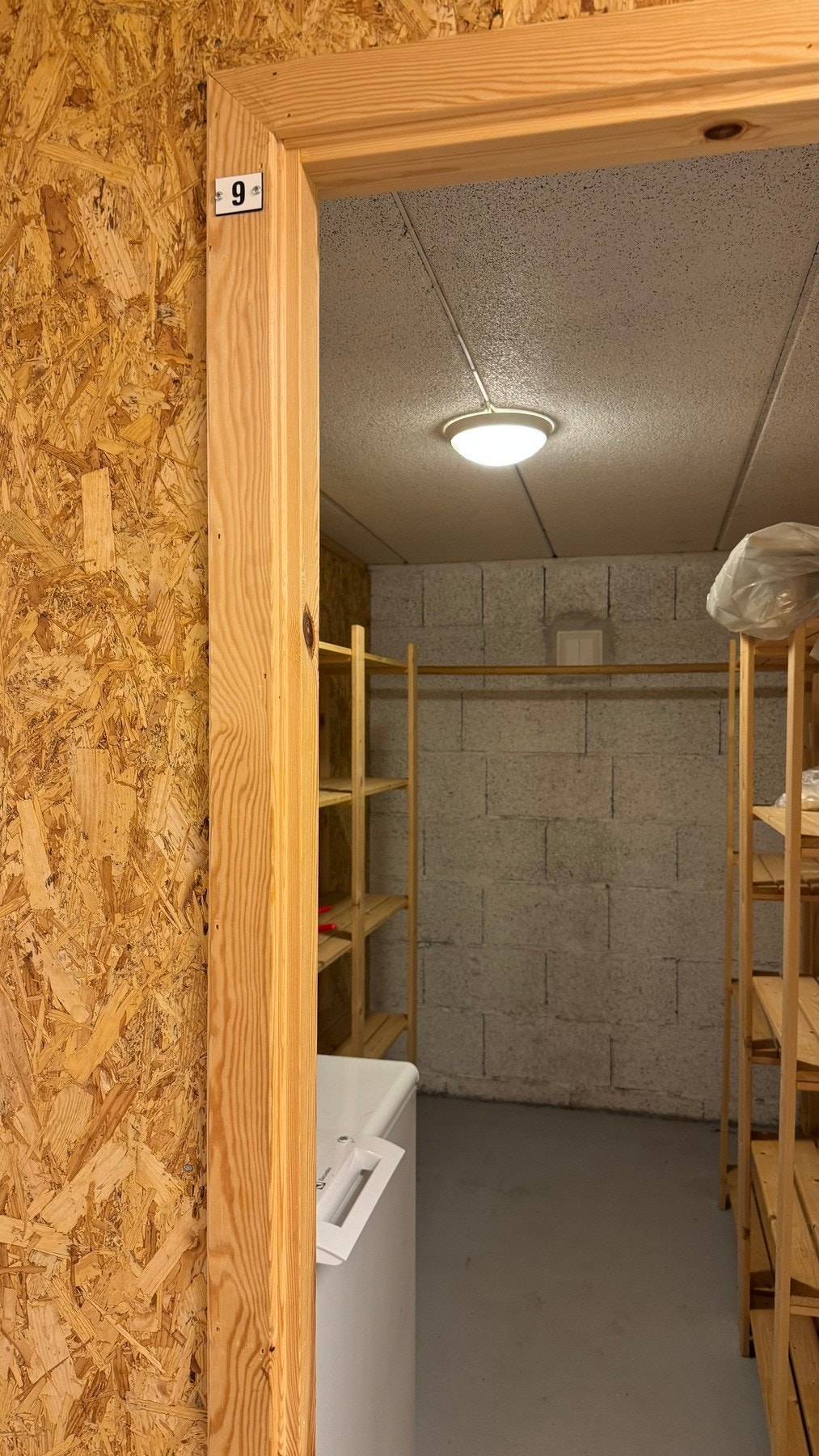 I kjelleren er det en praktisk bod med hyller. Galleribilde