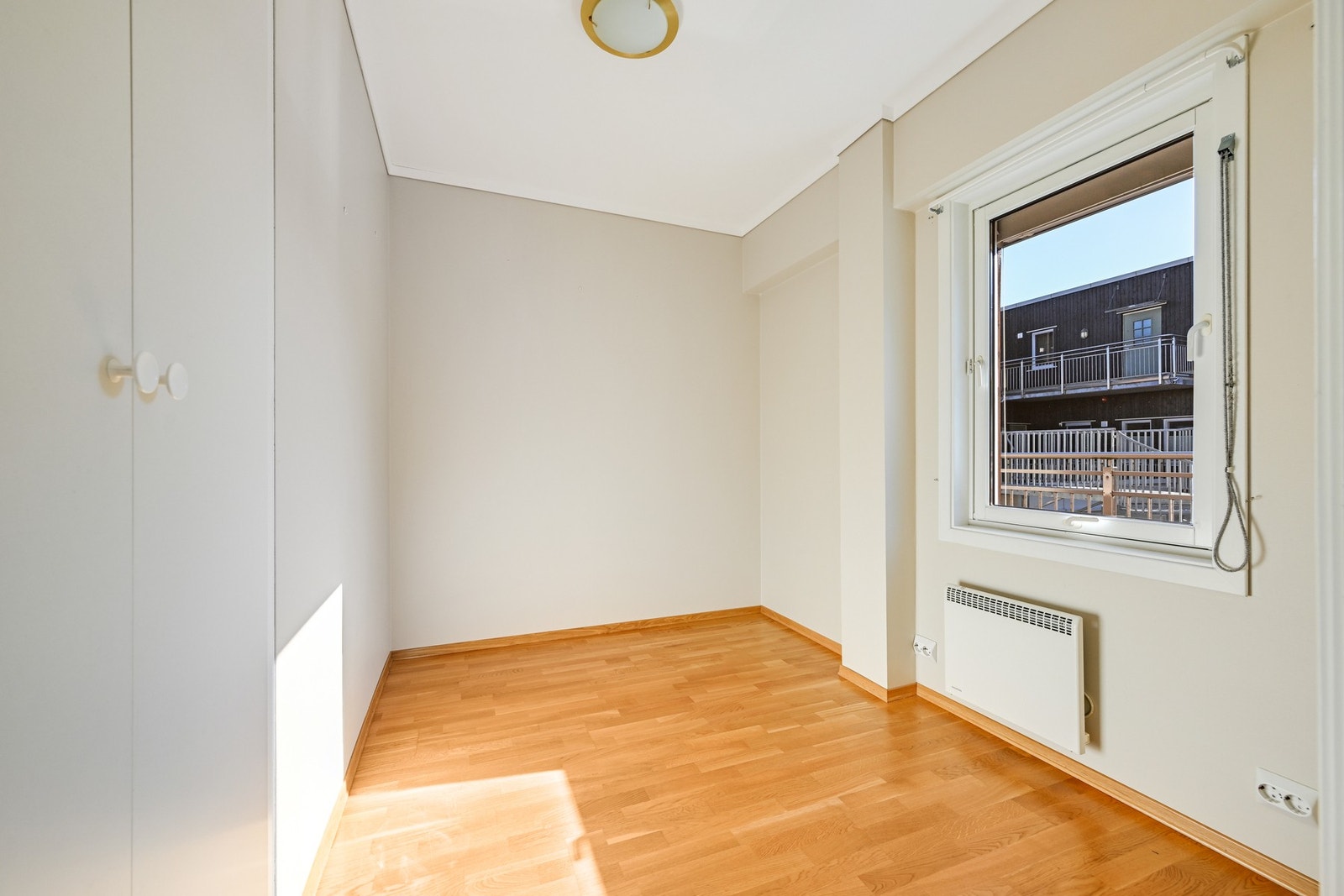 Soverom nr. 2 har parkettgulv og innebygd skap. Veggene er malt i lyse farger. Her er det også panelovn. Galleribilde