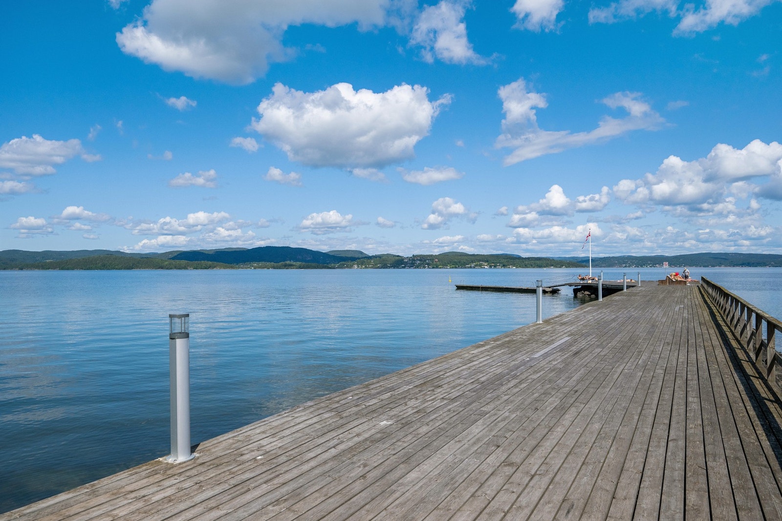 En rask spasertur fører deg til Dulpen badeplass og flere bryggeanlegg for lek og moro for enhver. Prøv gjerne Holmestrand bybadstue. Galleribilde