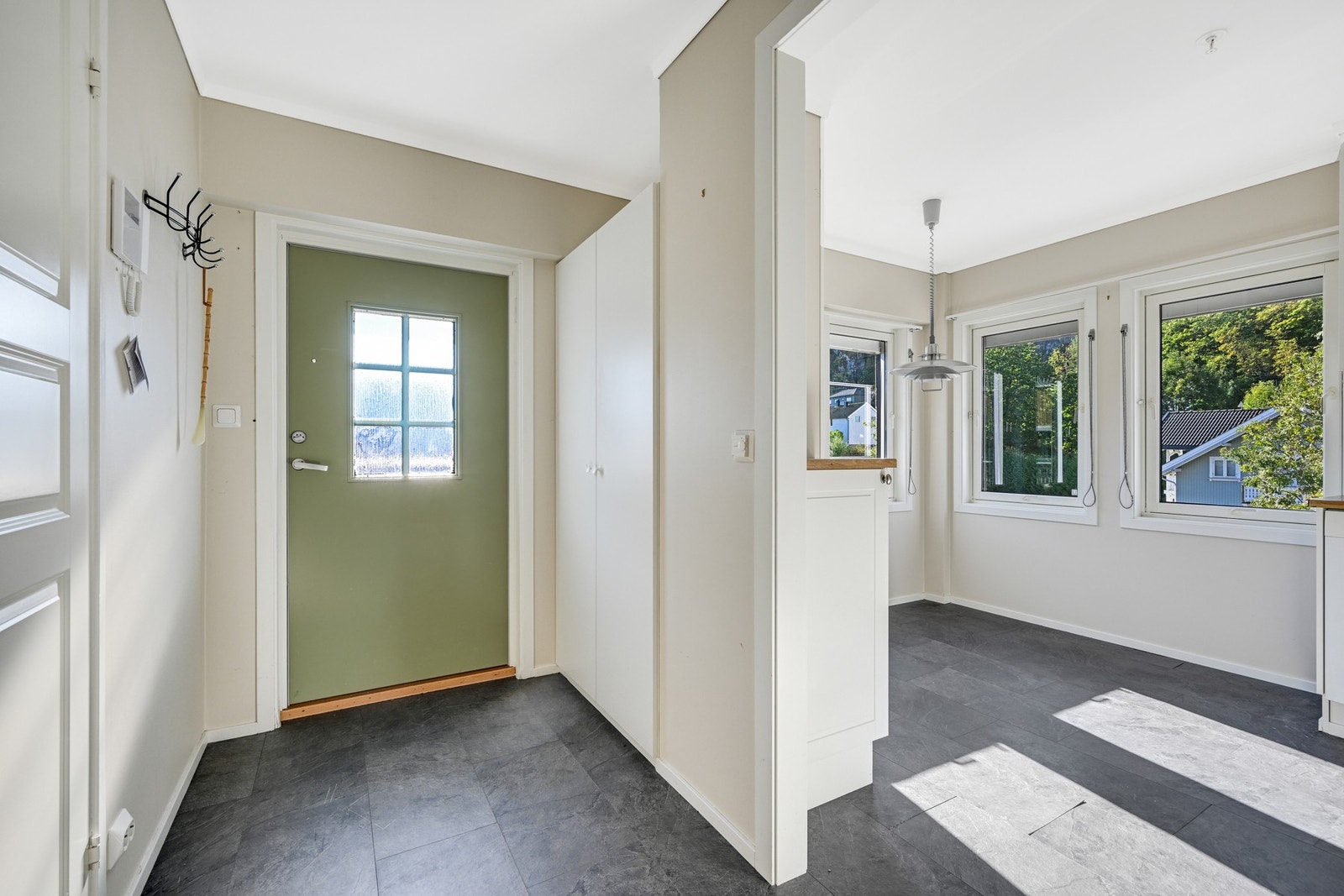 Hyggelig inngangsparti med garderobeskap og plass til ekstra skostativ. Galleribilde