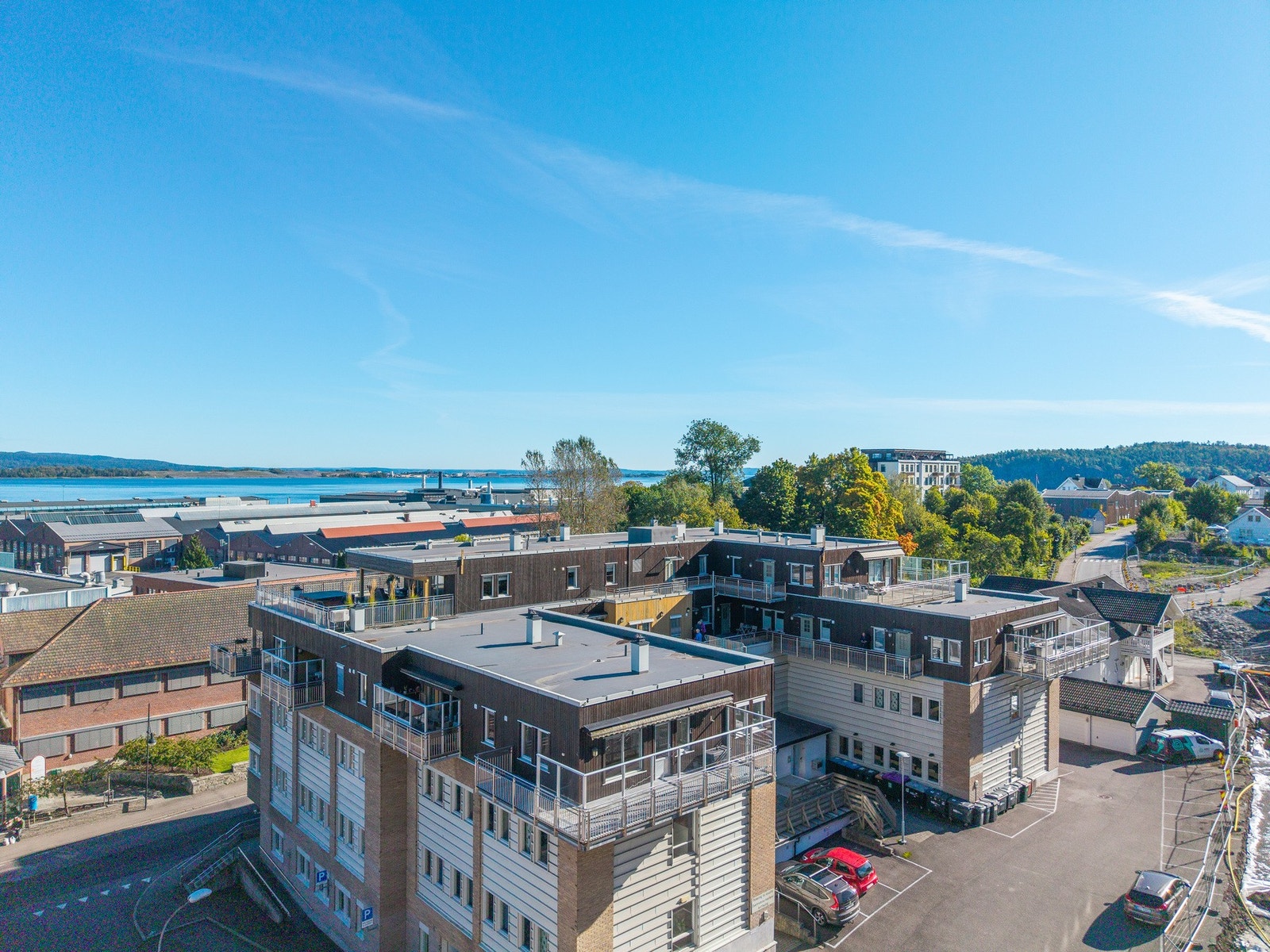 Leiligheten har en sentral beliggenhet med svært kort gåavstand til blant annet dagligvarehandel, apotek, kollektivtransport og bryggeanlegget. Galleribilde