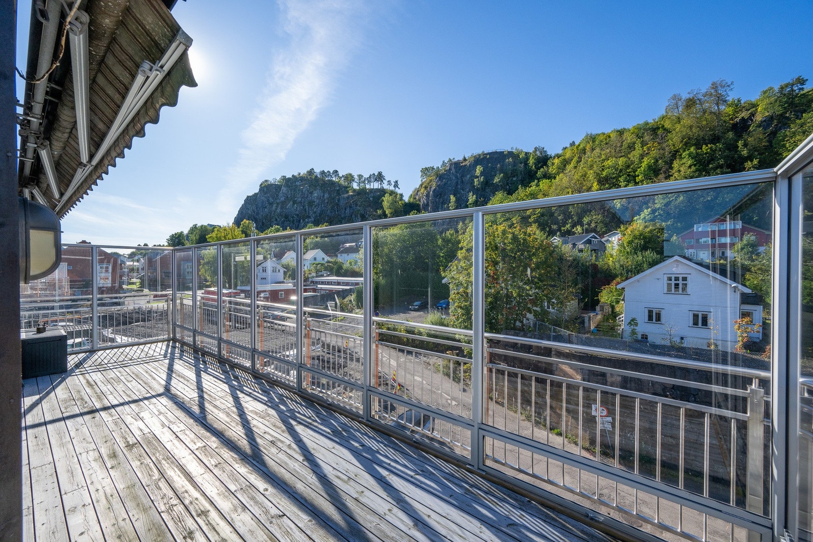 Bilen kan parkeres beskyttet i felles parkeringskjeller. Galleribilde