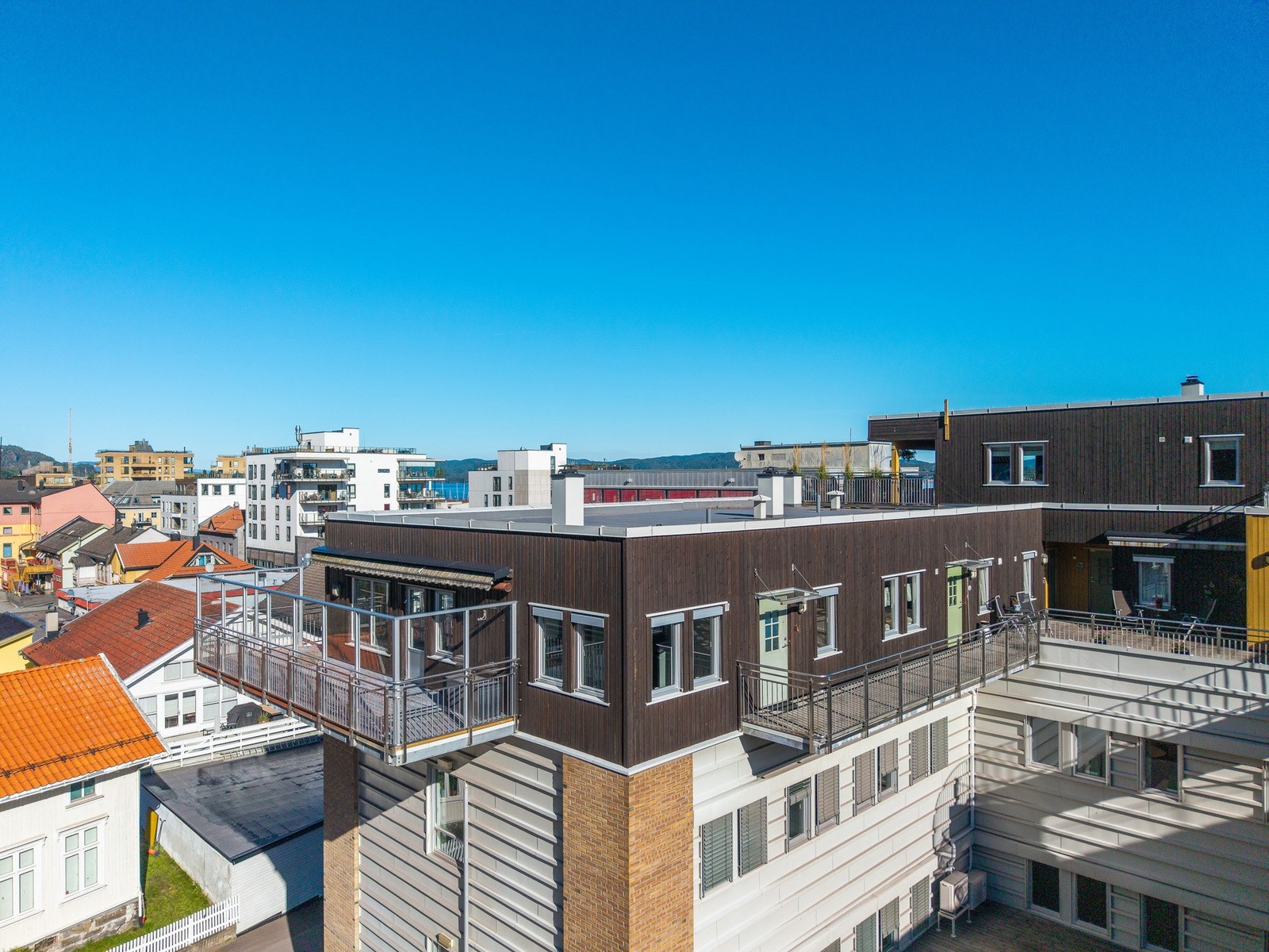Velholdt leilighet oppført i 2005 med romslig balkong, parkering i fellesparkeringsrekke på tomten og gåavstand til det meste. Galleribilde
