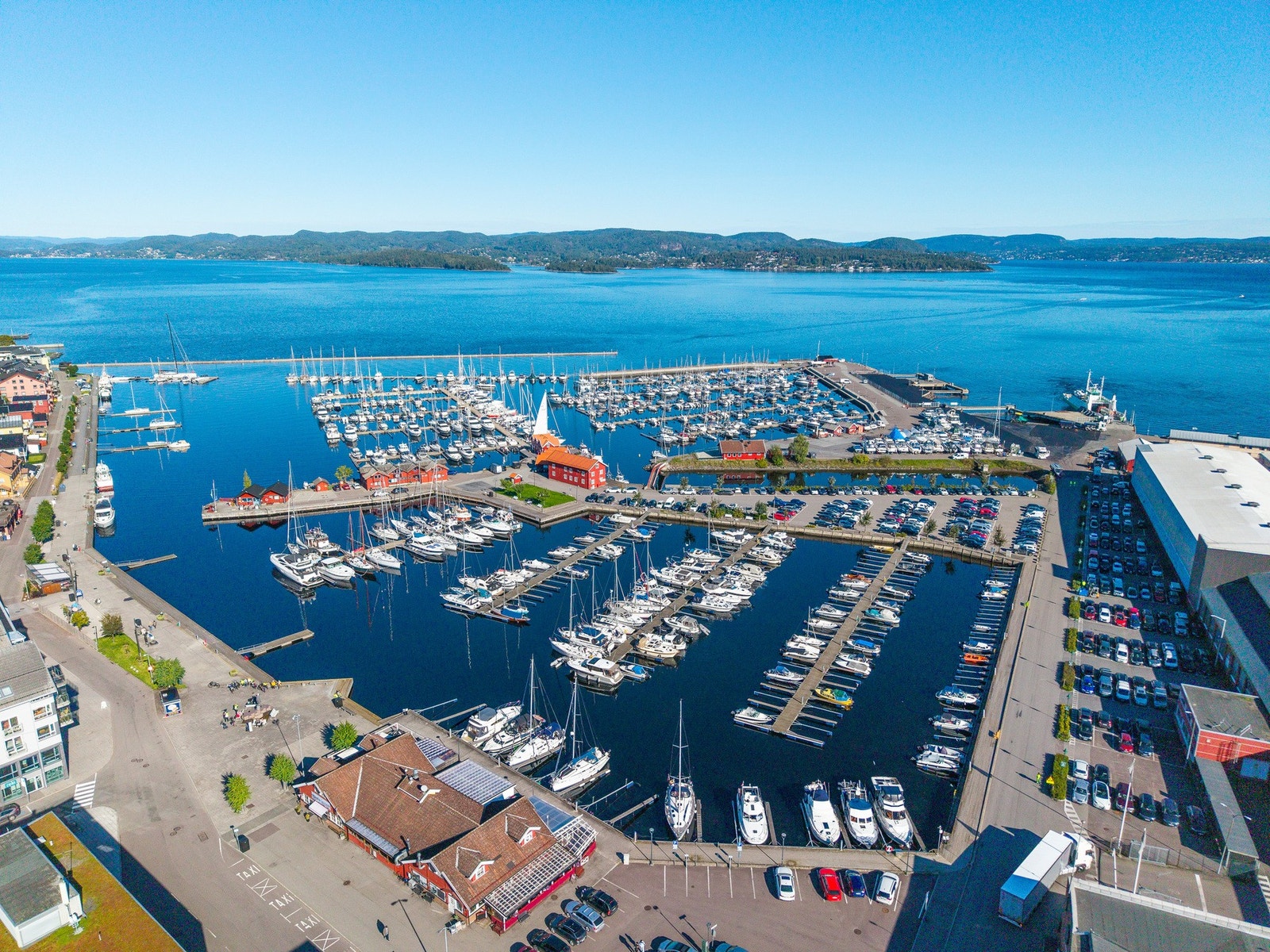 Holmestrand er en spesielt flott by om sommeren med yrende båtliv og en lang promenade hvor en kald forfriskning kan nytes i hyggelige omgivelser. Galleribilde