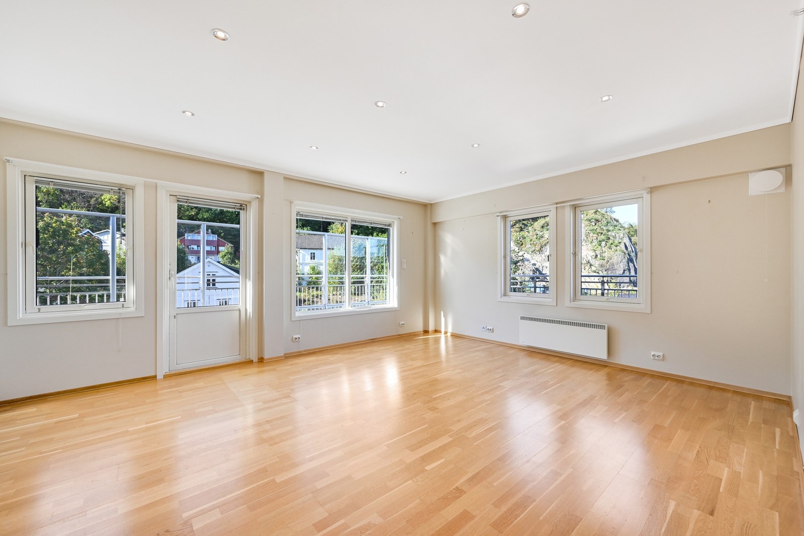 Stuen er romslig med parkettgulv, lysmalte vegger og store vinduer som gir mye naturlig lys. Galleribilde