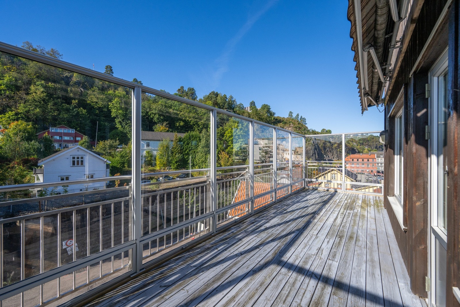 Glassrekkverket sørger for at man får utnyttet utsikten. Galleribilde