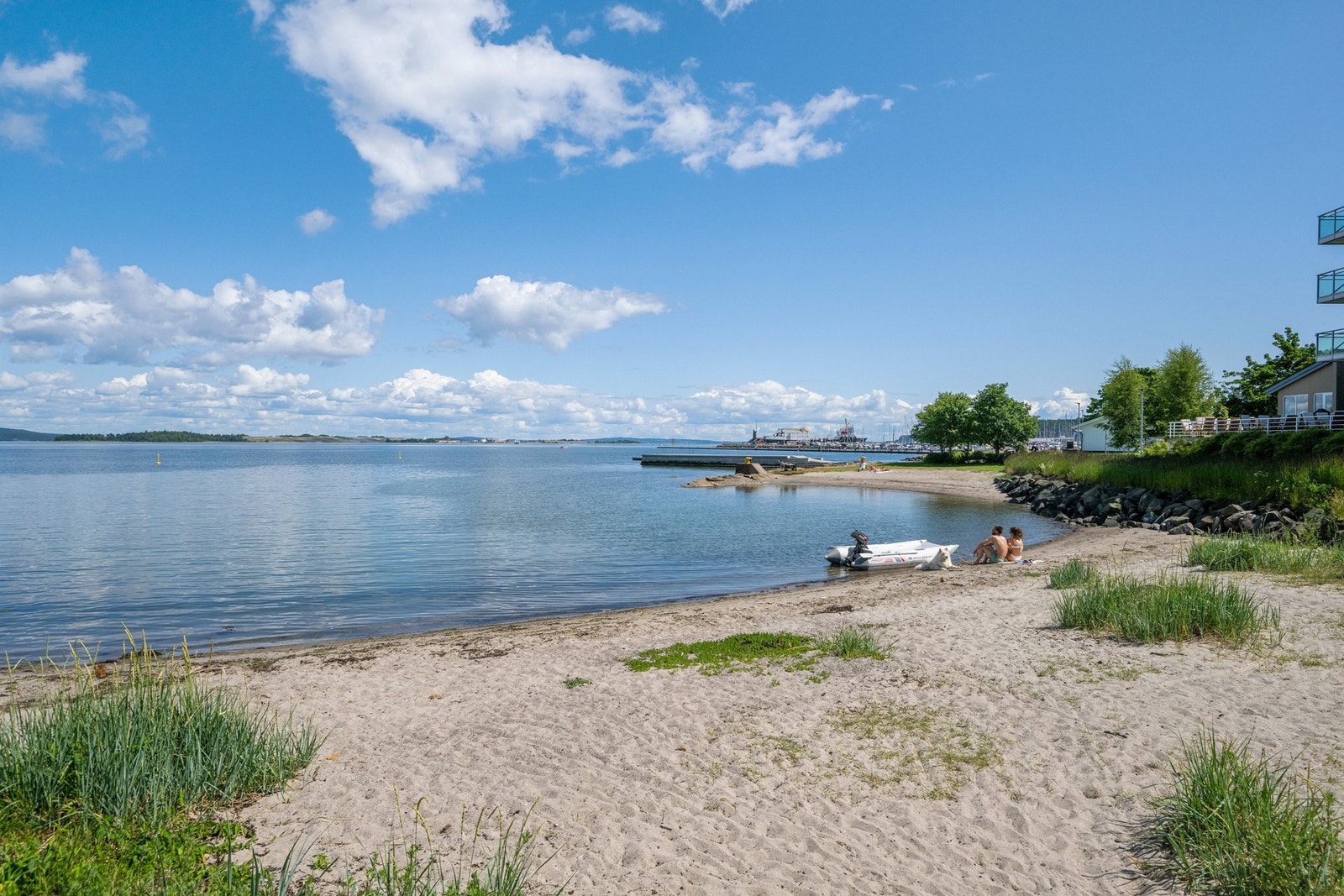 Dulpen er en stor strand og kombinert park med både flytebrygge, sandvolleybane og lekeapparater. Galleribilde