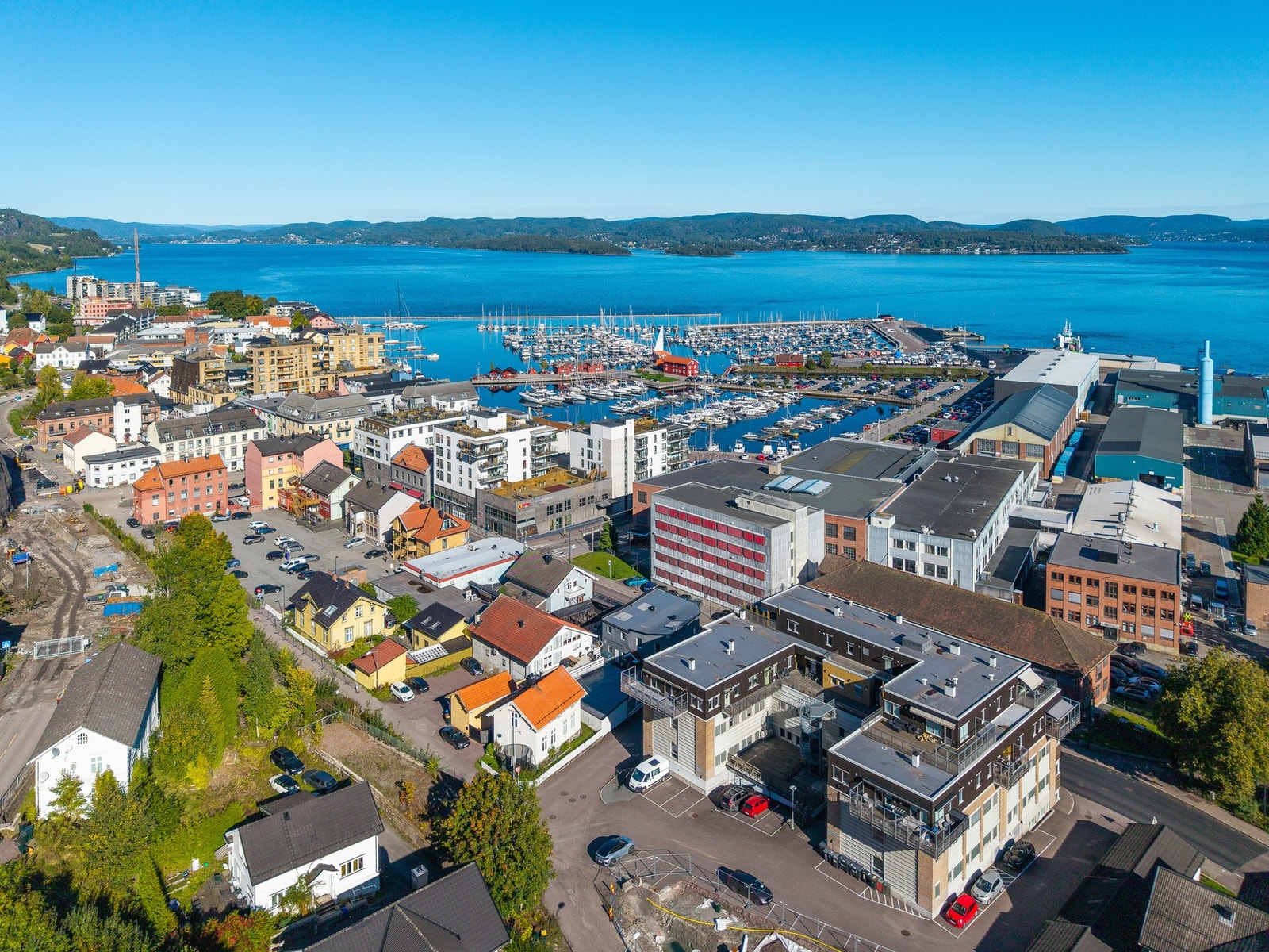 Leiligheten har en beliggenhet som inviterer til en livsstil hvor bil kan stå parkert i kjelleren, og man kan bruke beina til butikken. Galleribilde