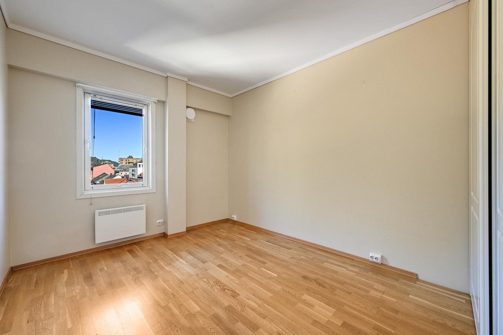 Boligen har to soverom med malte vegger, panelovner og garderobeskap. Galleribilde