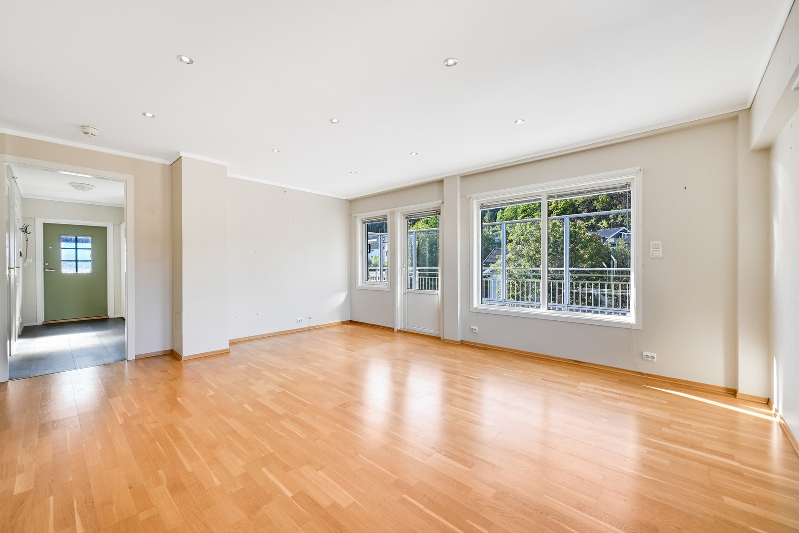 Her har man god plass til å lage flere soner som spisestue og avslapningshjørne med tv og sofamøblement. Galleribilde