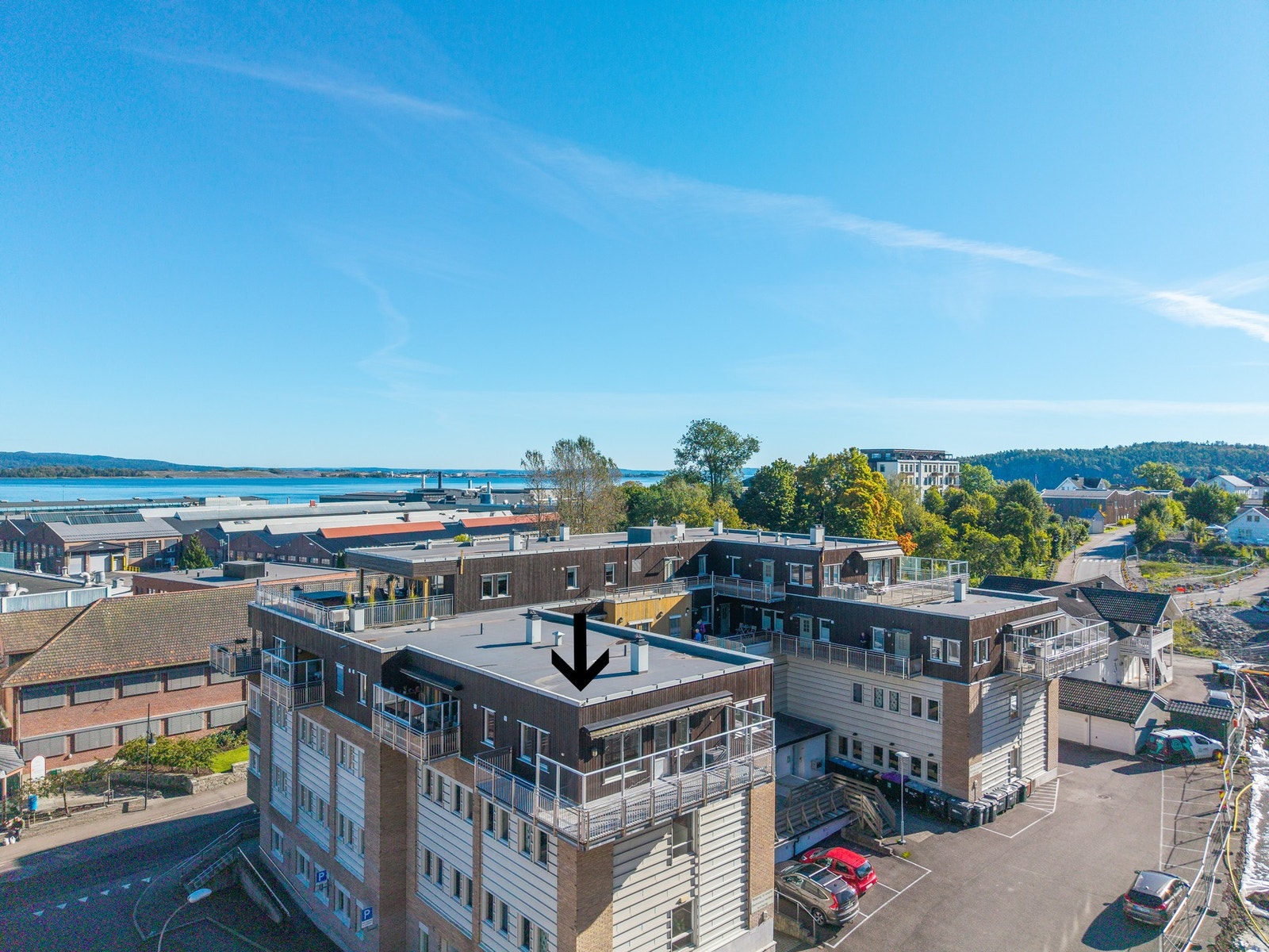 Hege Svebakk v/PrivatMegleren Holmestrand har gleden av å presentere Langgaten 50. Foto: Kristian T. Bollæren Galleribilde