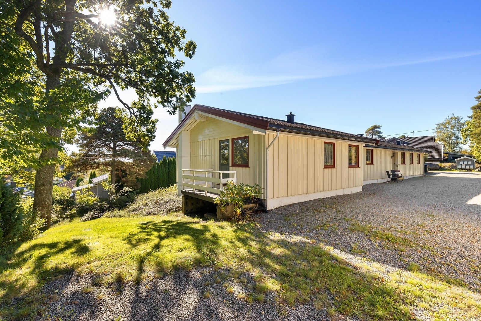 Stor tomt og gårdsplass - Godt med parkeringsplass. Galleribilde