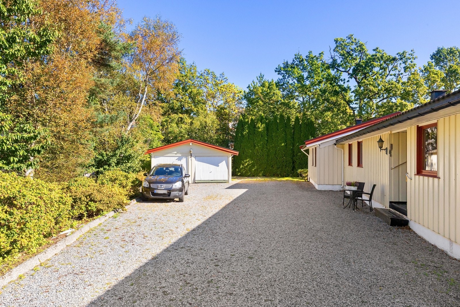 Dobbel garasje og stor singlet gårdsplass. Galleribilde