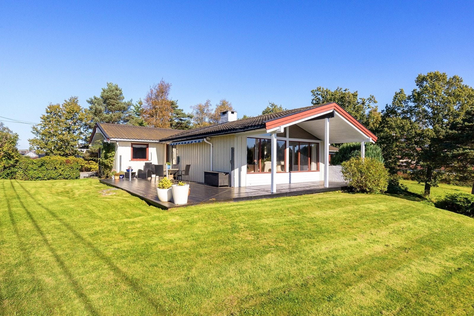 Stor opparbeidet tomt i forskjellige nivåer. Galleribilde