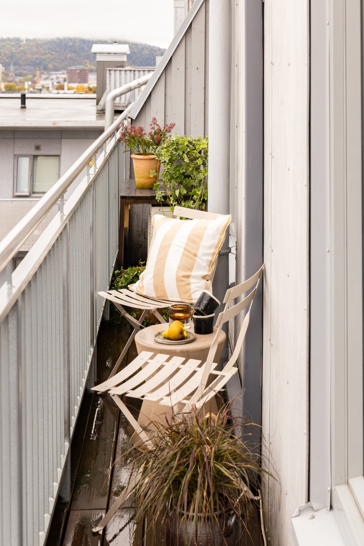 Her har du plass til en koselig sitteplass, dekor og planter. Galleribilde