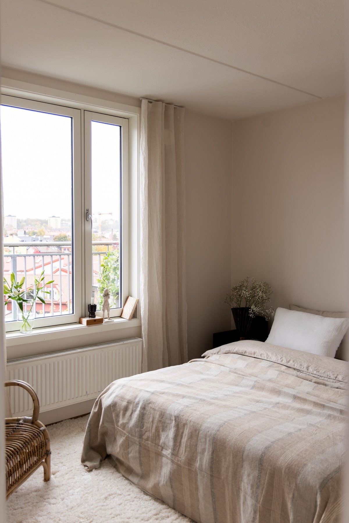 Gulvet er dekket med parkett og veggene er malt lyse. Galleribilde