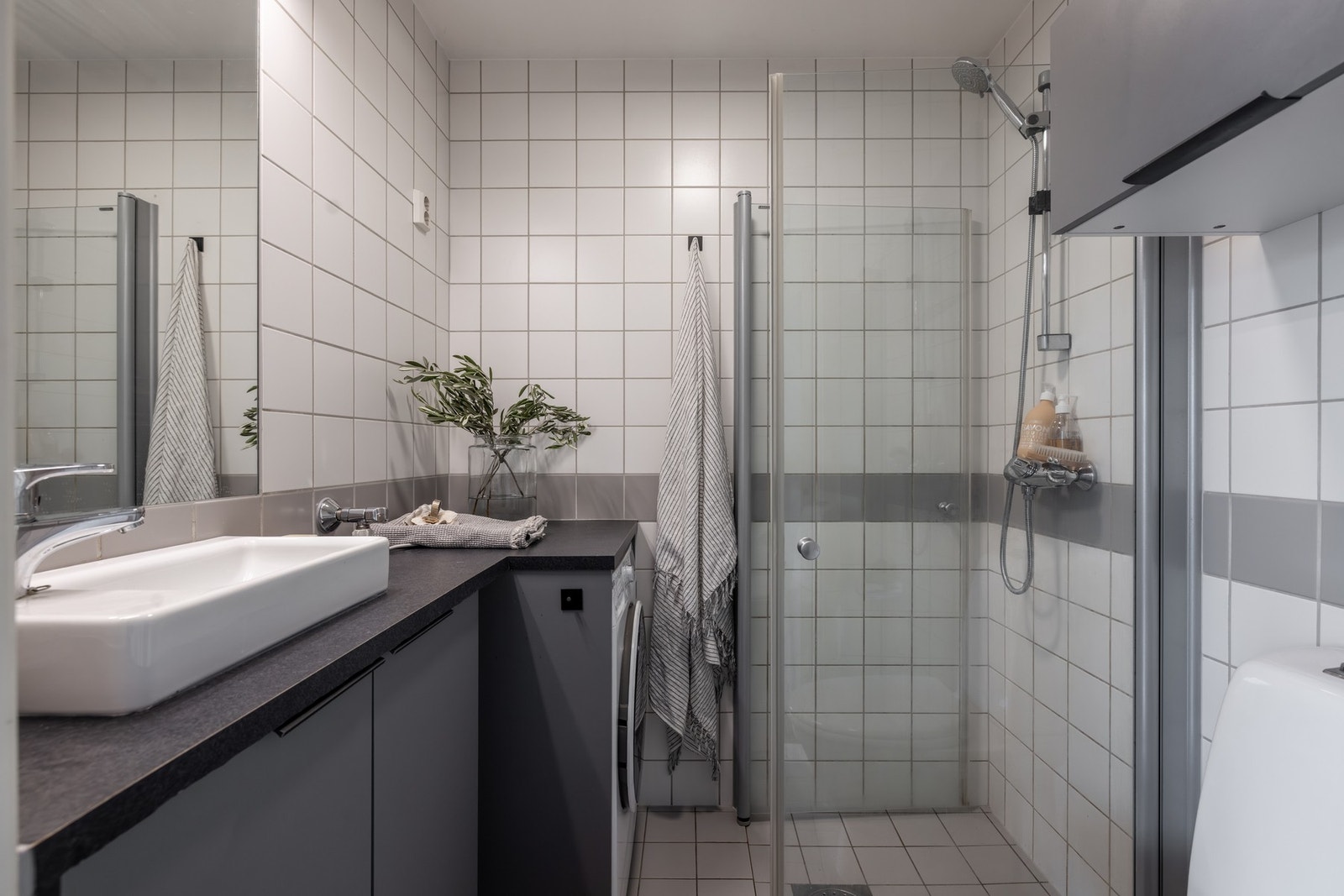 Leiligheten har et praktisk, flislagt bad med behagelig gulvvarme Galleribilde