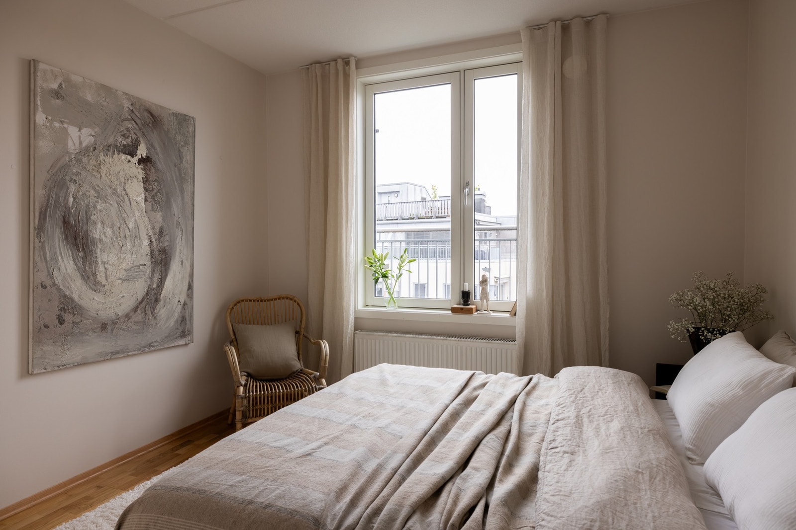 Det er god plass til en dobbeltseng, nattbord og dekor. Galleribilde