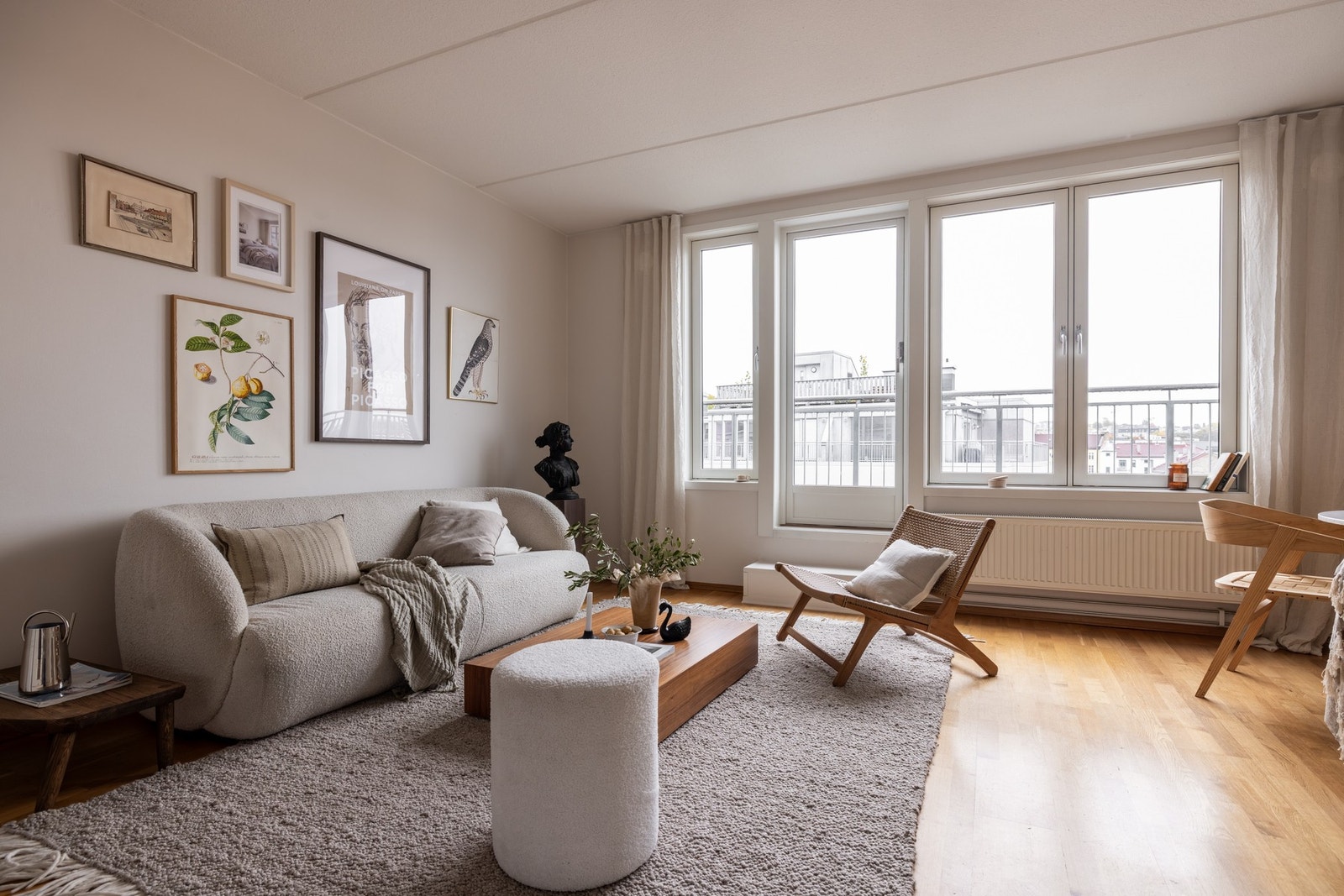 Boligen er oppvarmet via radiatorer og det er satt inn en varmepumpe i stuen, som bidrar til lave bokostnader og et behagelig inneklima året rundt. Galleribilde