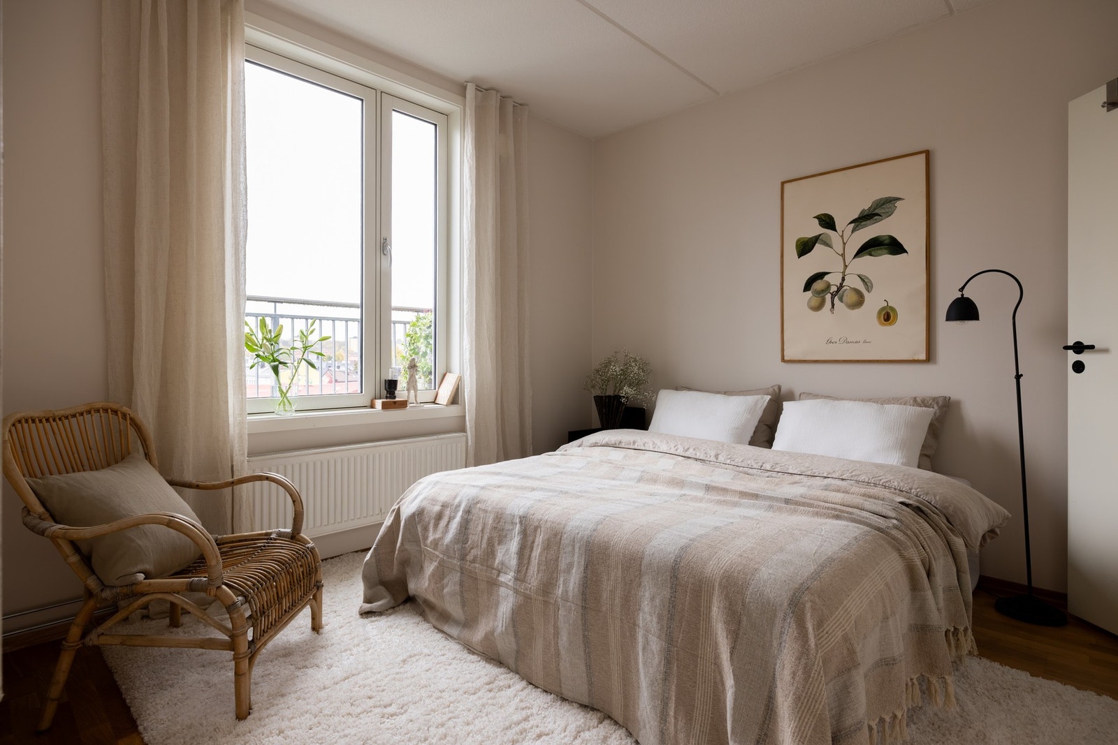 Boligen har et stort og fint soverom. Galleribilde