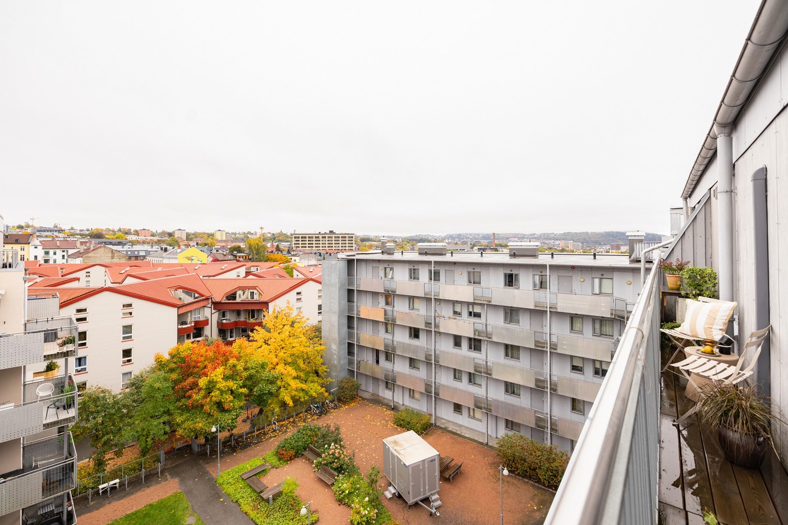 ra balkongen har du utsyn mot den grønne bakgården og på sommerstid er det sol på balkongen fra ca. kl. 09.00-14.00 Galleribilde