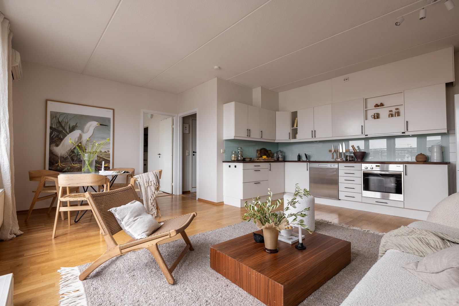 Velkommen til
Toftes gate 6 - presentert av Elise Riise Johnsen, tlf. 90 11 08 66. Det er naturlig plass til en spisegruppe, sofa og TV med tilhørende møblement. Fotograf: Elena Tamnes v/Isnitt. Galleribilde