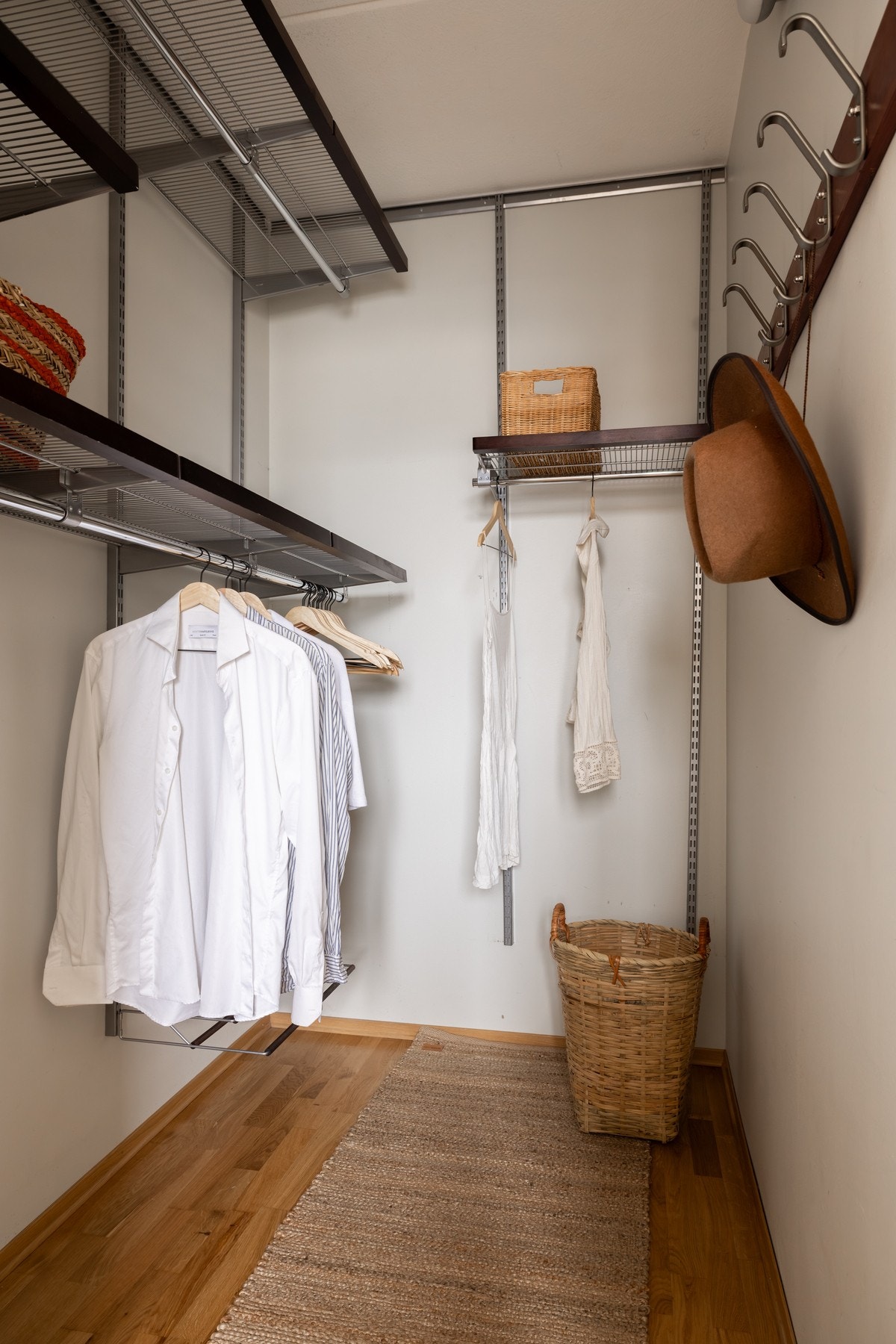 I tilknytning til soverommet er det en walk-in-garderobe hvor du har godt med plass til oppbevaring av klær og tilbehør. Galleribilde