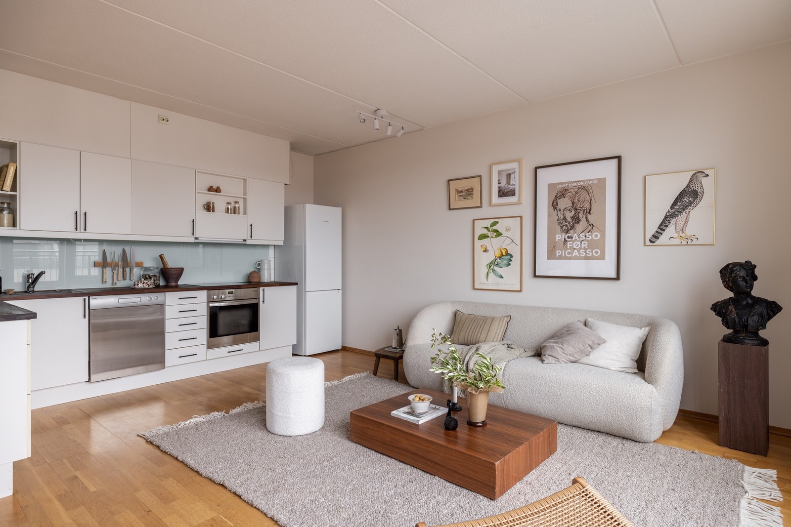 Det er naturlig plass til en spisegruppe, sofa og TV med tilhørende møblement. Galleribilde