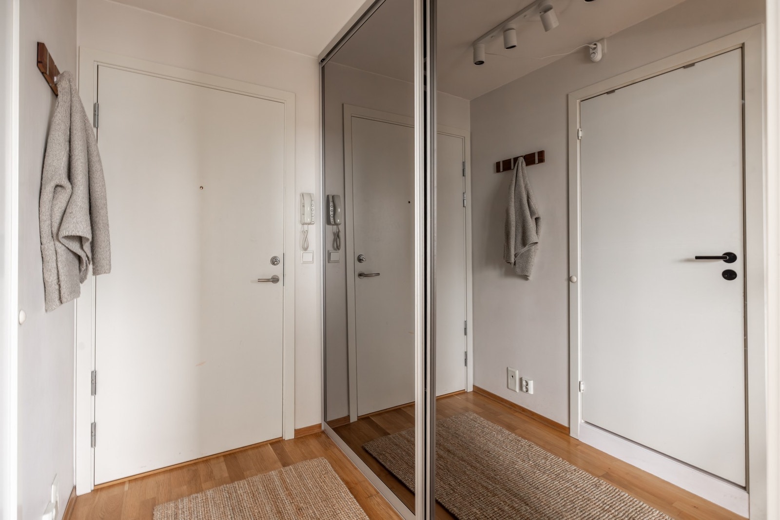 Velkommen inn! Det første som møter deg er en lys og fin entré med skyvedørsgarderobe som medfølger salget. Galleribilde