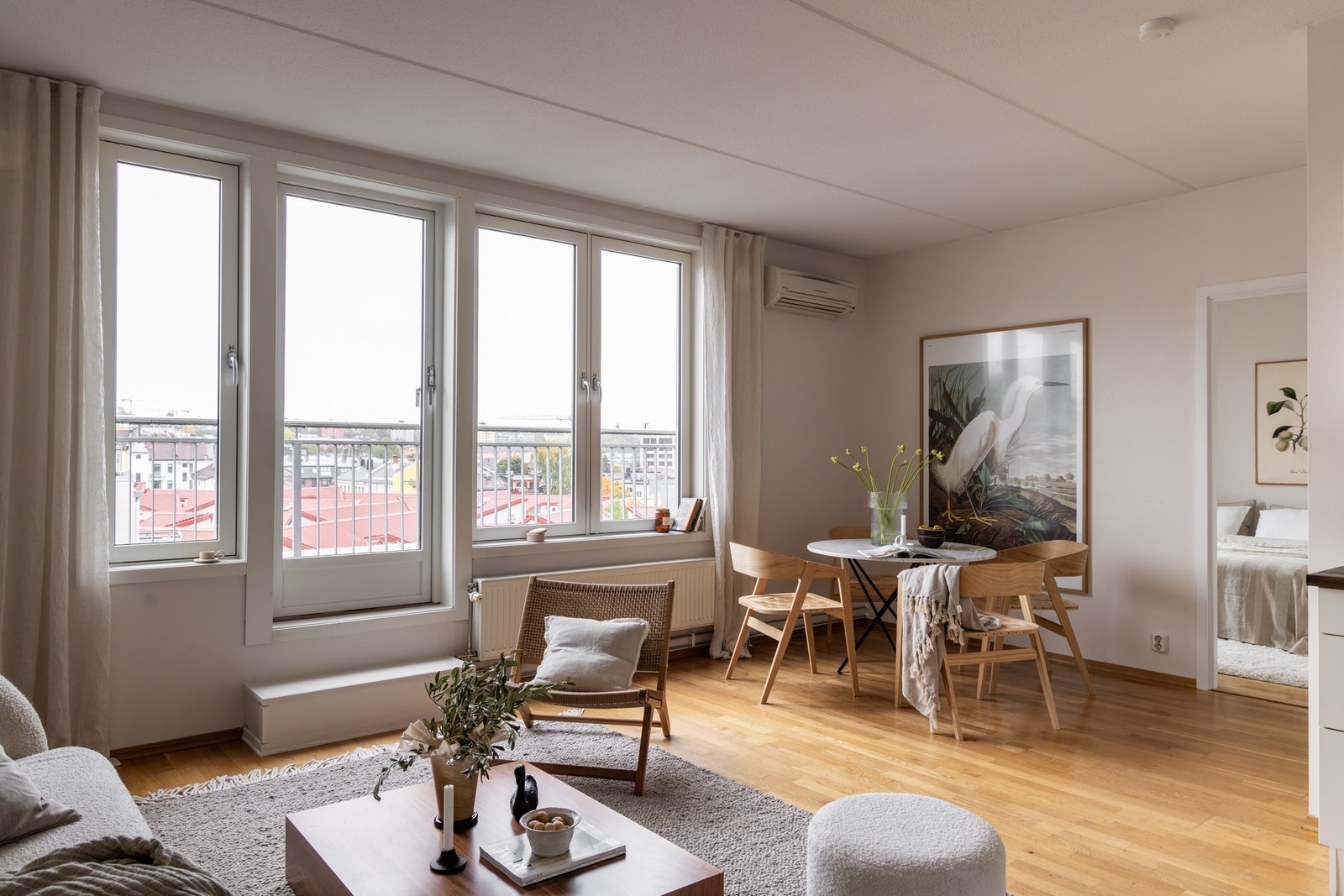 En meget innbydende 2-roms selveierleilighet, vendt mot skjermet bakgård i det populære sameiet Ringnes Park Øst. Galleribilde