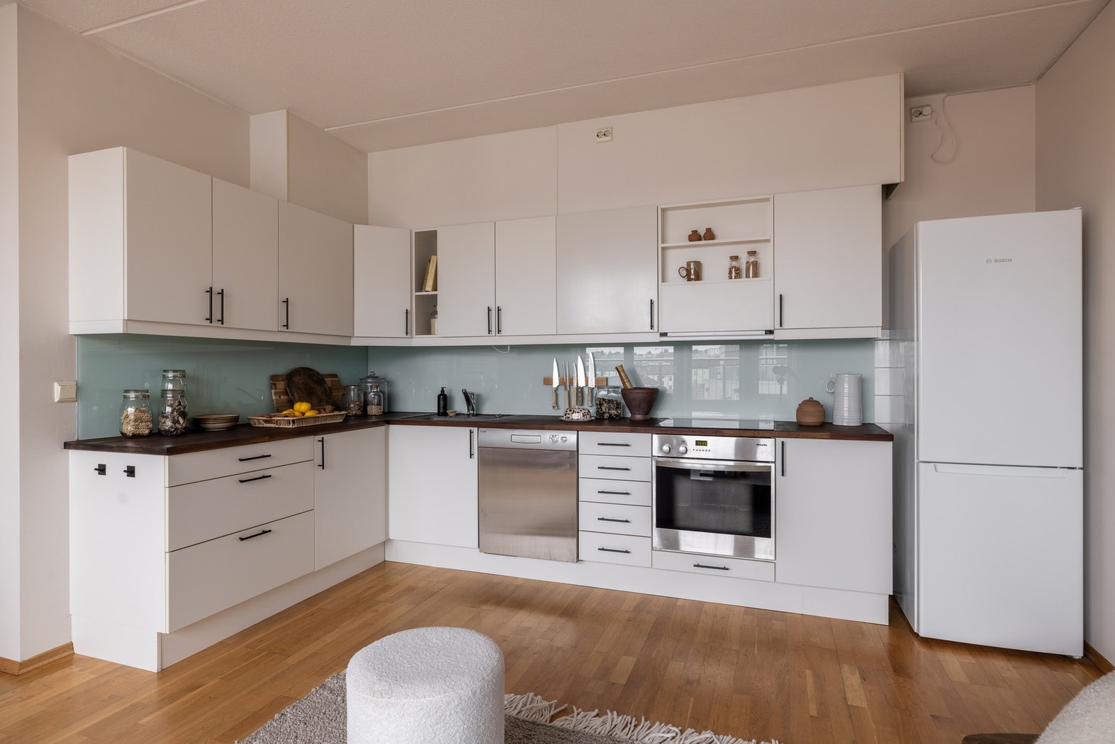 Hvitevarer bestående av integrert platetopp (ny i 2024) og stekeovn, ventilator over kokesone (ny i 2024), samt kjøl-/fryseskap plassert i nisje, medfølger salget. Galleribilde