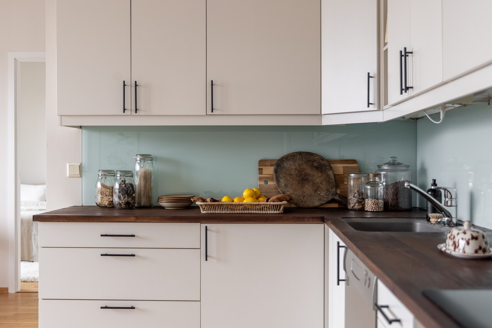 Stilren kjøkkeninnredning med laminerte skrog, slette fronter og heltre benkeplate med nedfelt oppvaskkum. Galleribilde