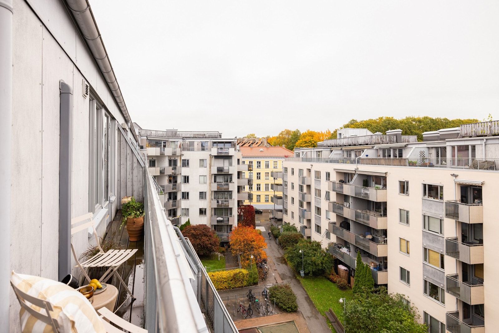 Balkongen ble oppgradert med nytt terrassedekke i 2023. Galleribilde