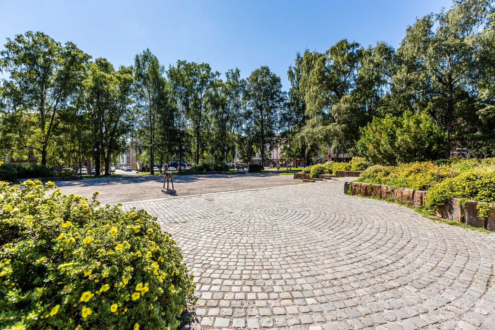 Sommer som vinter kan nytes i Sofienbergparken, Kubaparken, Birkelunden eller Olaf Ryes Plass. Galleribilde
